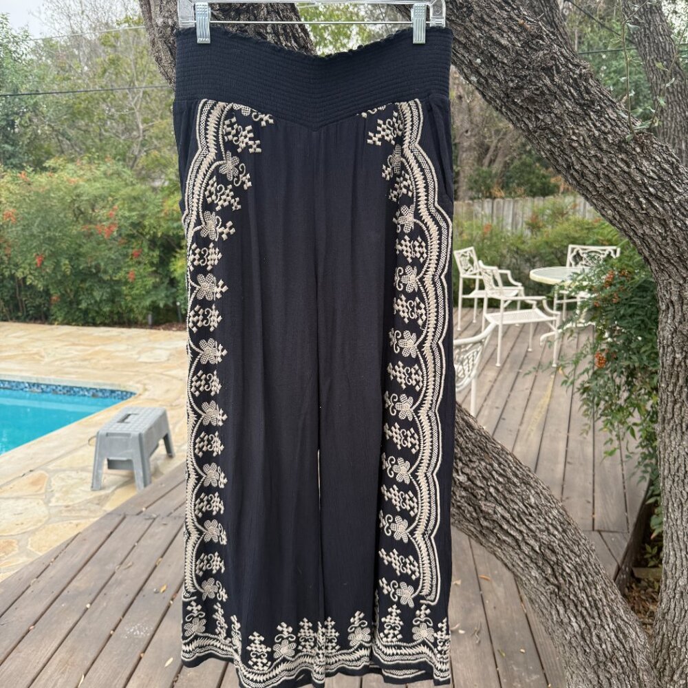 SUNDANCE Black Embroidered Pull-on Wide Leg Boho Ankle Pants Sz M with pockets
